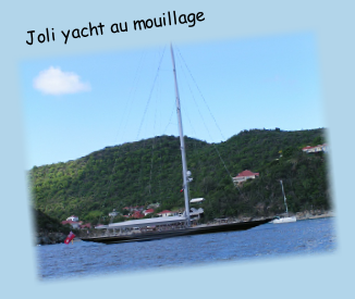 Joli yacht au mouillage